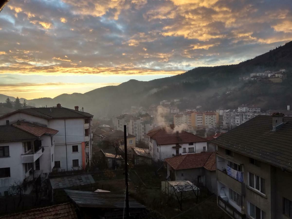 Yellow House Smolyan Exterior foto